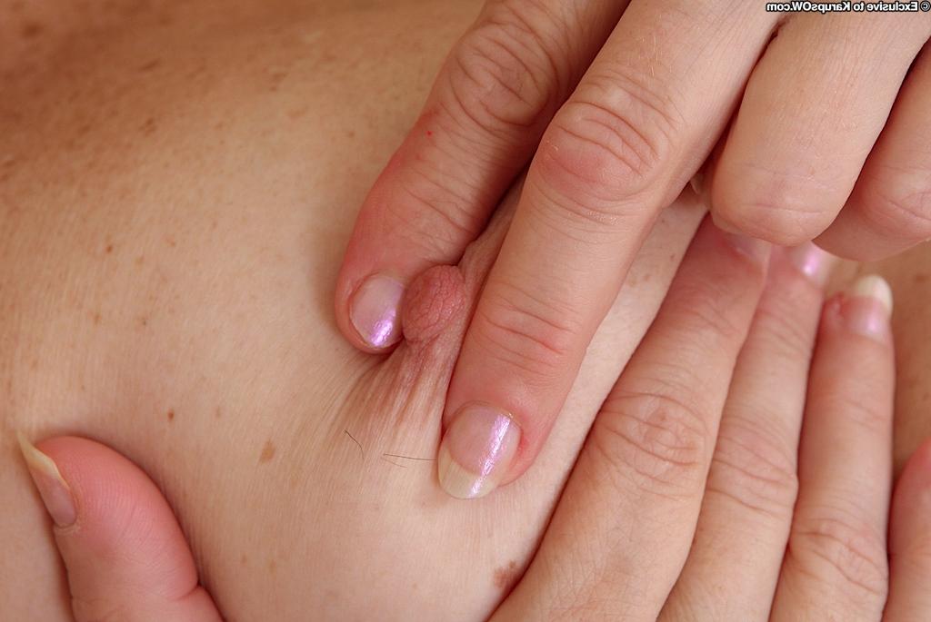 16P Femme mature aux gros seins jouant avec ses tétons tout en se masturbant la chatte poilue