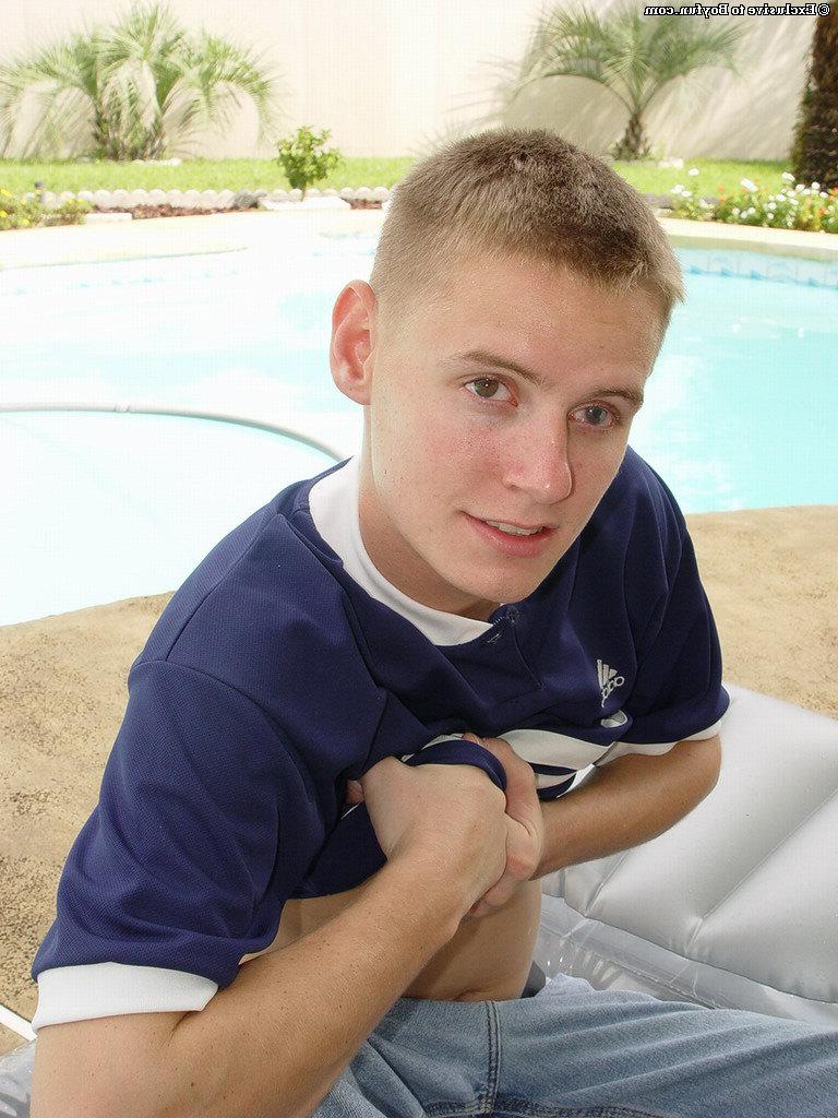 20P O adolescente loiro Justin revelando seu pau cortado e sua bunda grande e peluda à beira da piscina