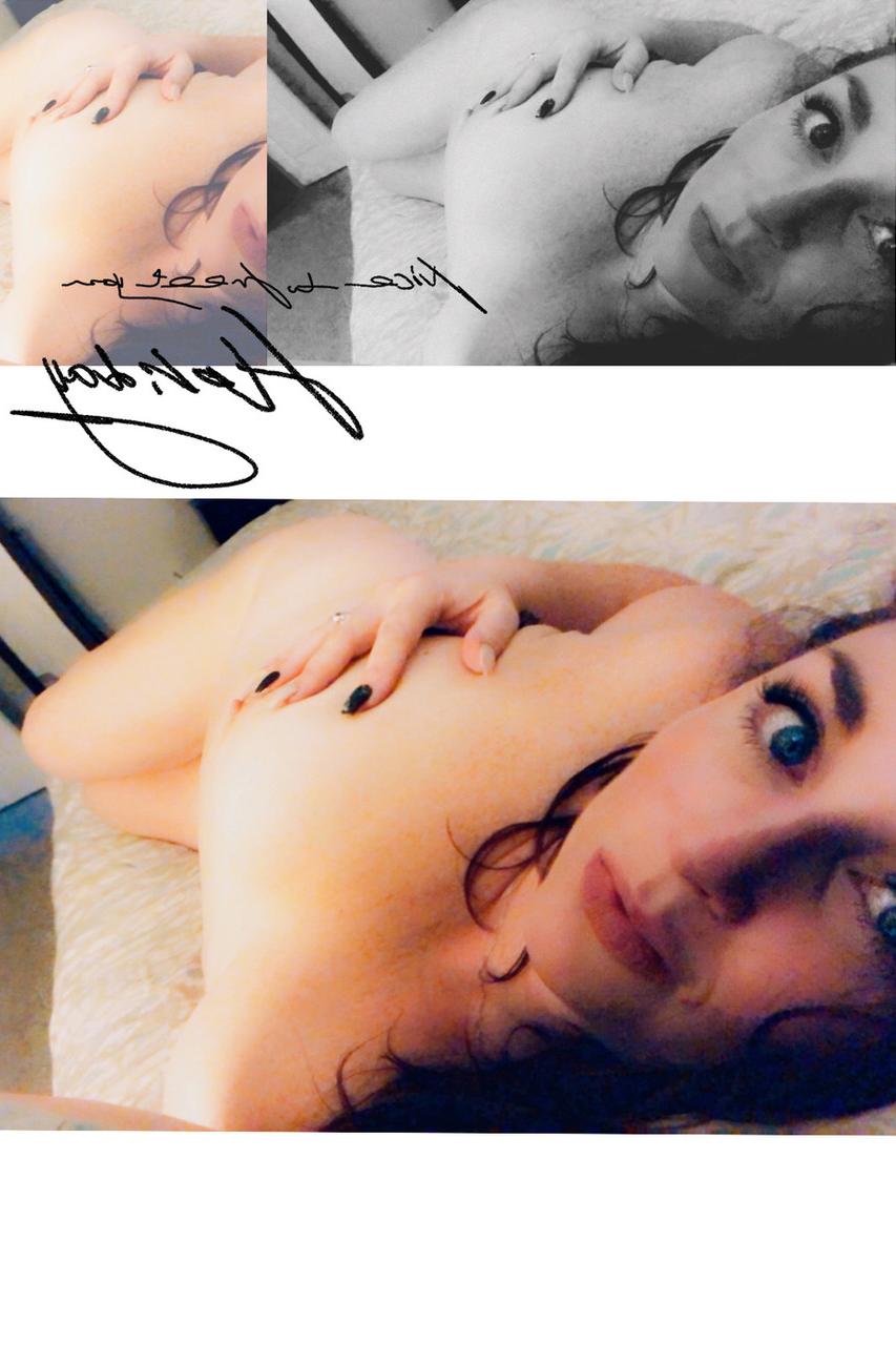 20P MILF pelirroja sexy hace alarde de su gran culo y sus grandes tetas en vacaciones