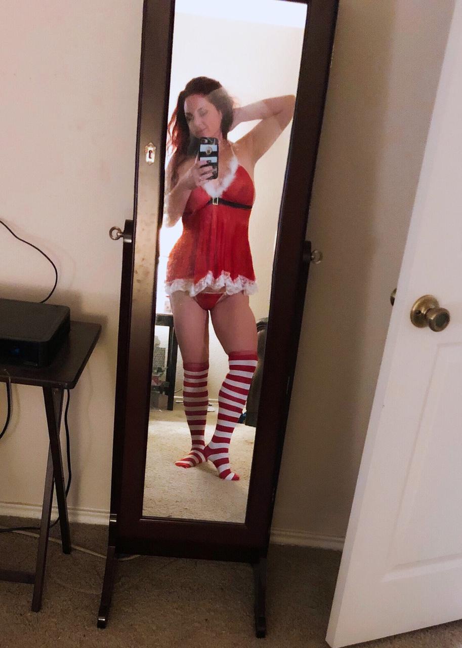20P MILF pelirroja sexy hace alarde de su gran culo y sus grandes tetas en vacaciones