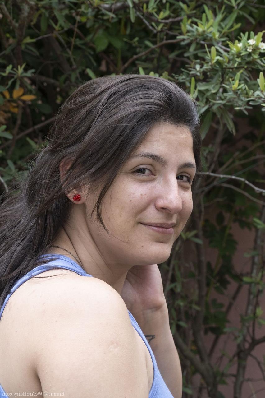 20P A gorda amadora americana Emma tira a roupa ao ar livre e mostra sua vulva peluda