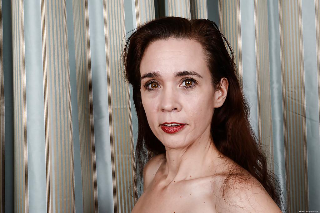 16P 50歳以上のモデル、セーブル・レナエが毛むくじゃらの膣と嫌いな人を広げている