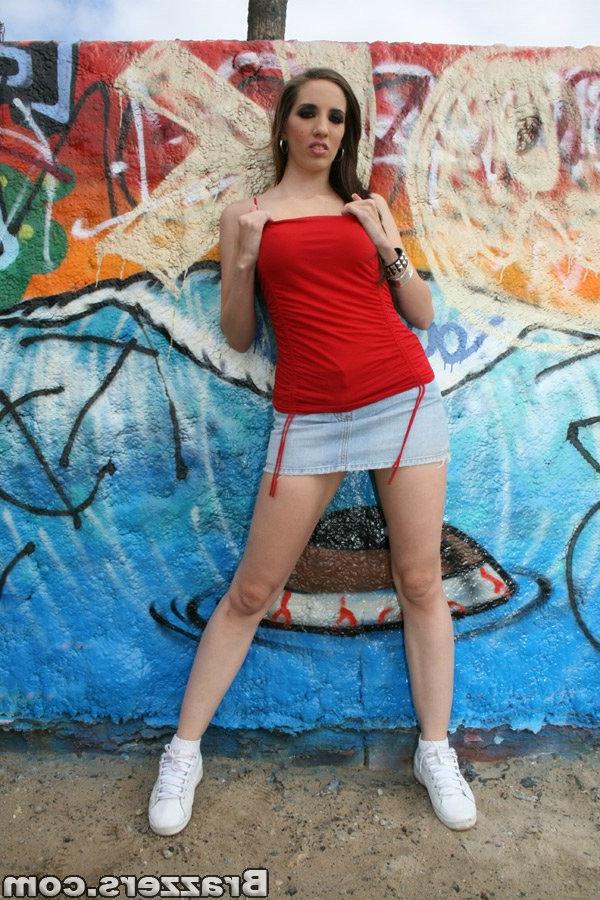 17P La juguetona Kelly Divine salió a darle una lección de exhibicion al camarógrafo