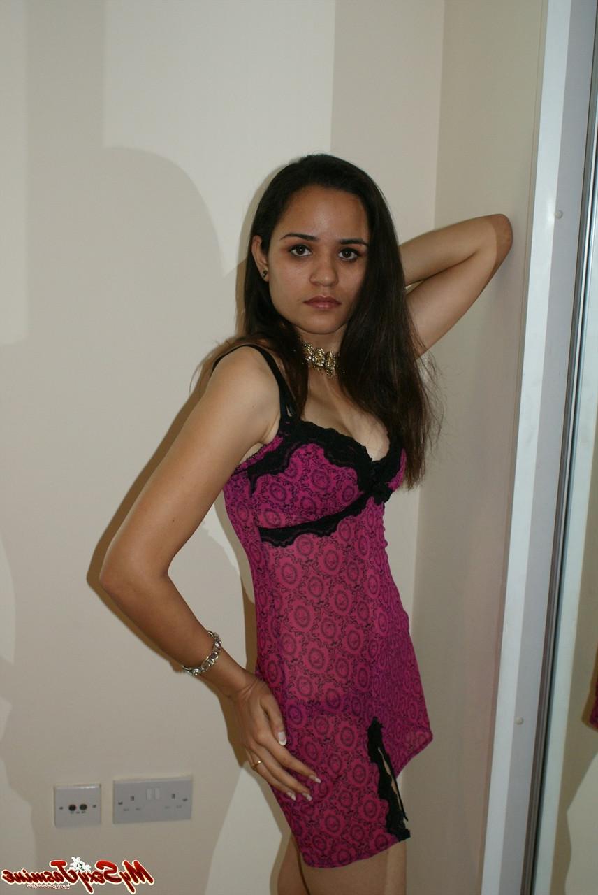 12P Menina indiana cobre os seios depois de tirar a lingerie