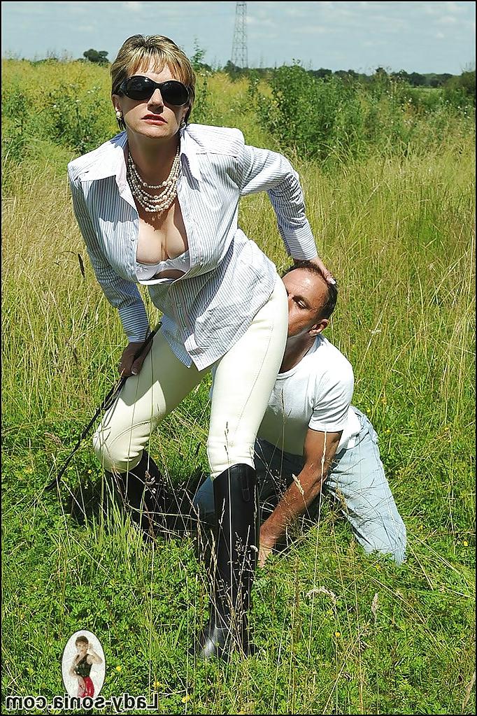 15P Femdom madura e peituda em óculos de sol humilha seu escravo ao ar livre