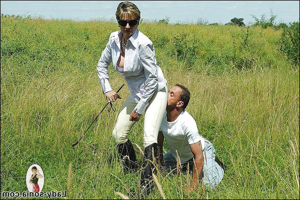15P Femdom madura e peituda em óculos de sol humilha seu escravo ao ar livre