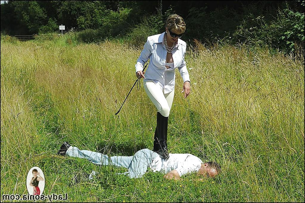 15P Femdom madura e peituda em óculos de sol humilha seu escravo ao ar livre