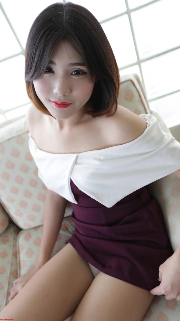 20P Travesti asiática morena expõe seus peitos minúsculos e posa de cueca