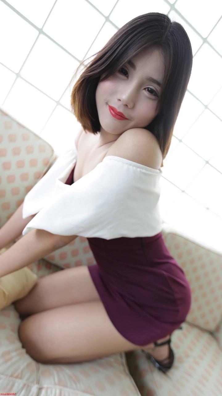 20P Travesti asiática morena expõe seus peitos minúsculos e posa de cueca