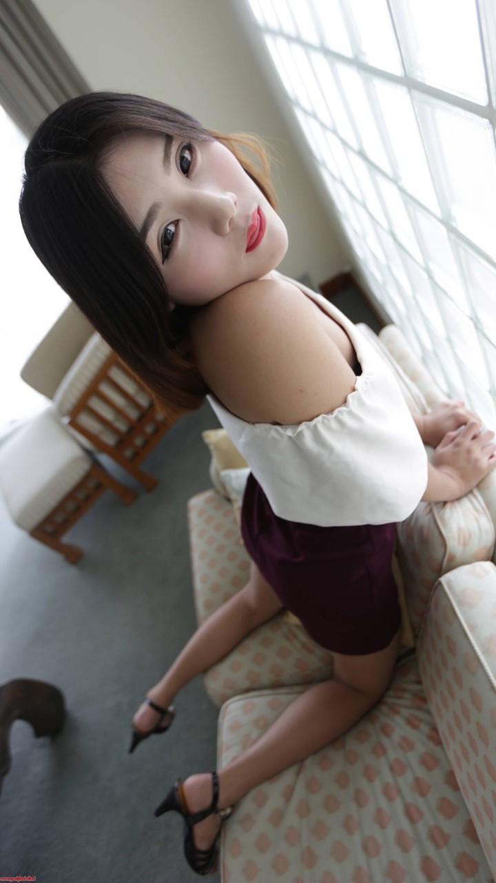 20P Travesti asiática morena expõe seus peitos minúsculos e posa de cueca