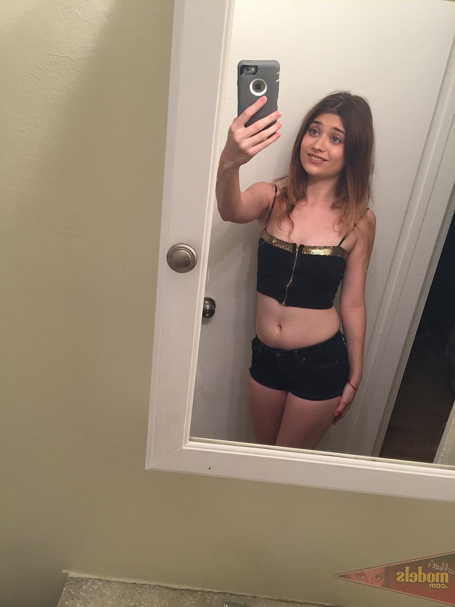 16P Die zierliche Teenagerin Ariel Mc Gwire gibt ihr Nacktmodel-Debüt in Badezimmer-Selfies