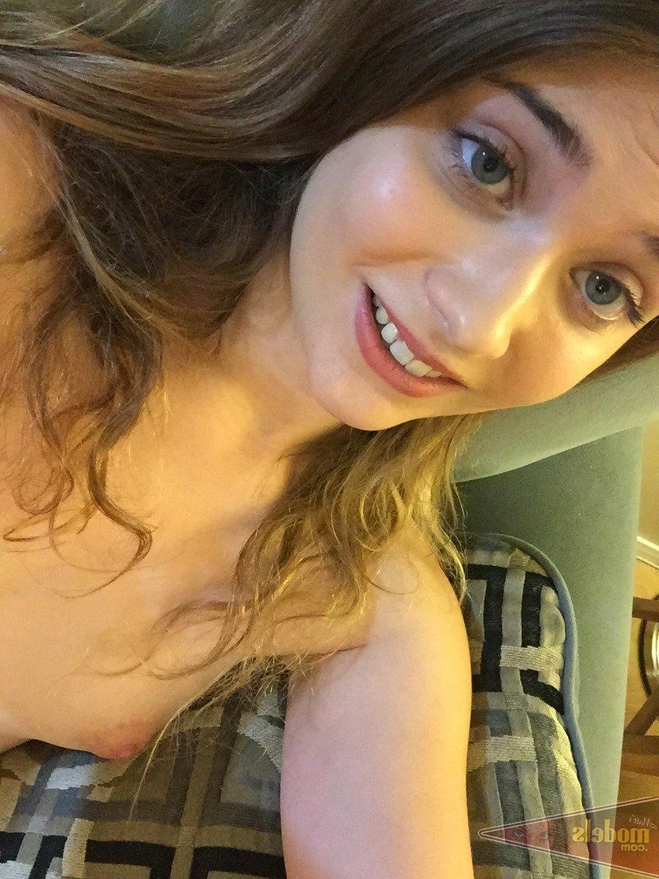 16P Die zierliche Teenagerin Ariel Mc Gwire gibt ihr Nacktmodel-Debüt in Badezimmer-Selfies