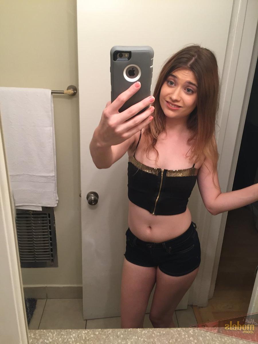 16P Die zierliche Teenagerin Ariel Mc Gwire gibt ihr Nacktmodel-Debüt in Badezimmer-Selfies