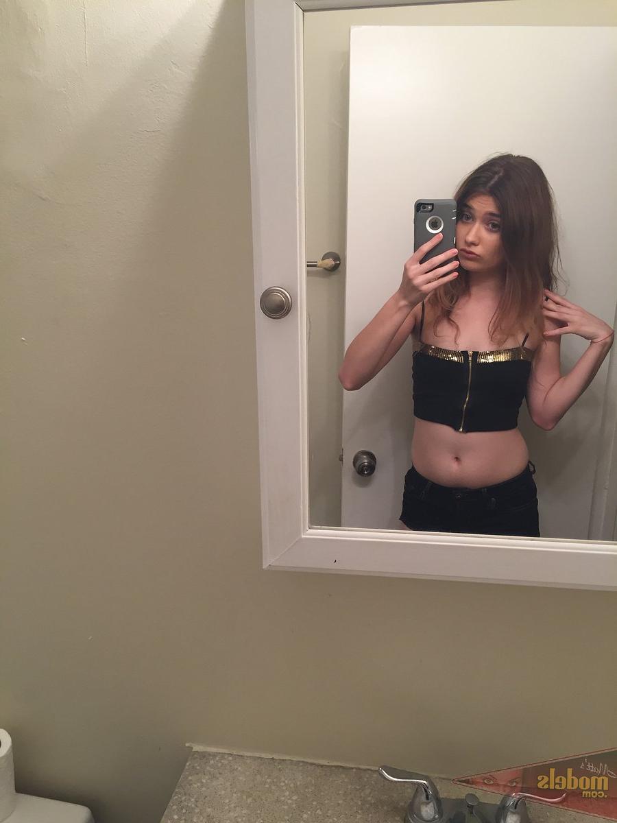 16P Die zierliche Teenagerin Ariel Mc Gwire gibt ihr Nacktmodel-Debüt in Badezimmer-Selfies