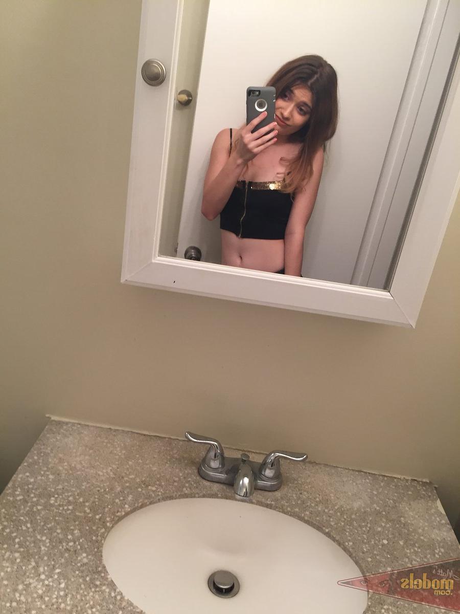 16P Die zierliche Teenagerin Ariel Mc Gwire gibt ihr Nacktmodel-Debüt in Badezimmer-Selfies