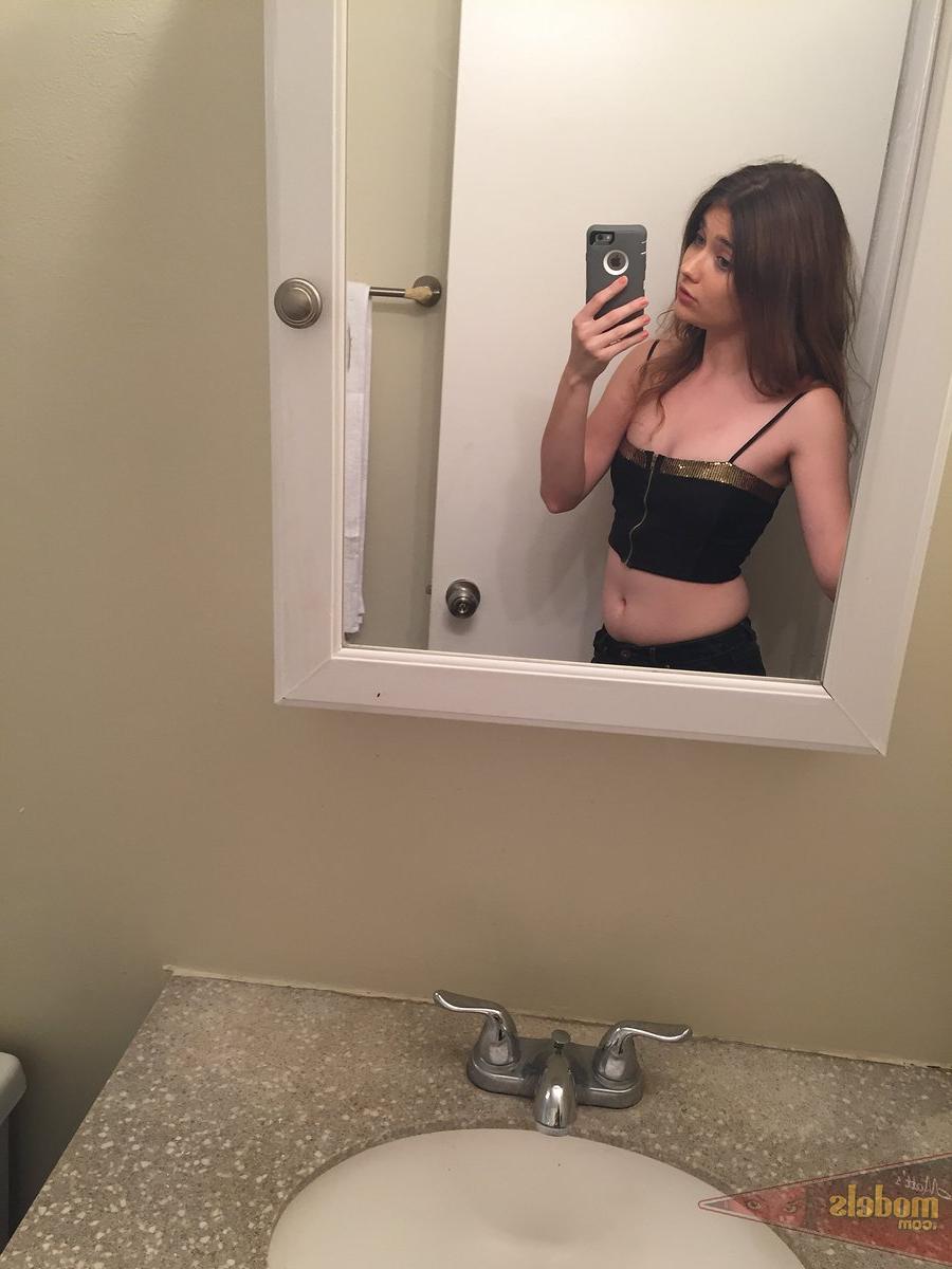 16P Die zierliche Teenagerin Ariel Mc Gwire gibt ihr Nacktmodel-Debüt in Badezimmer-Selfies