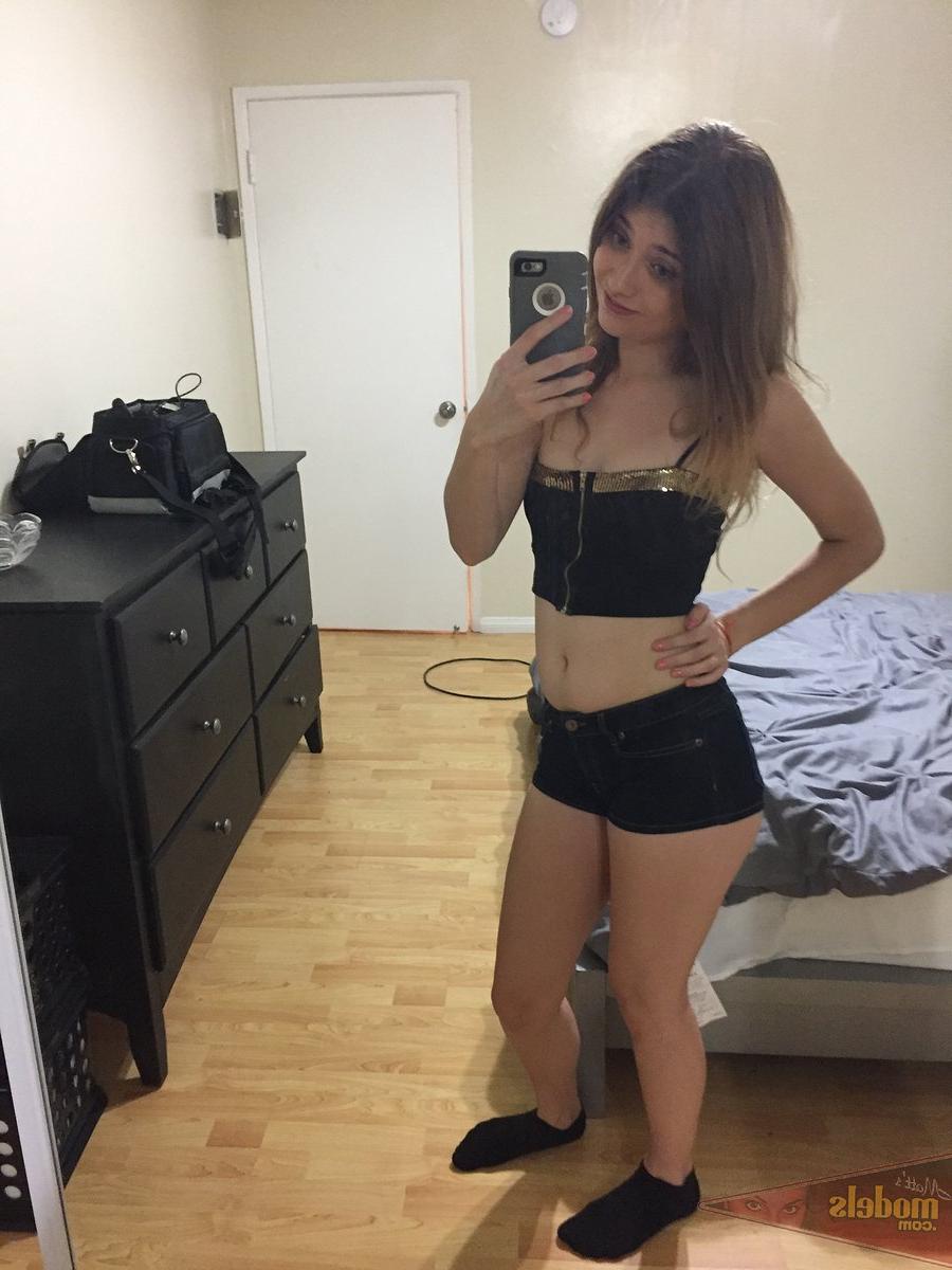 16P Die zierliche Teenagerin Ariel Mc Gwire gibt ihr Nacktmodel-Debüt in Badezimmer-Selfies