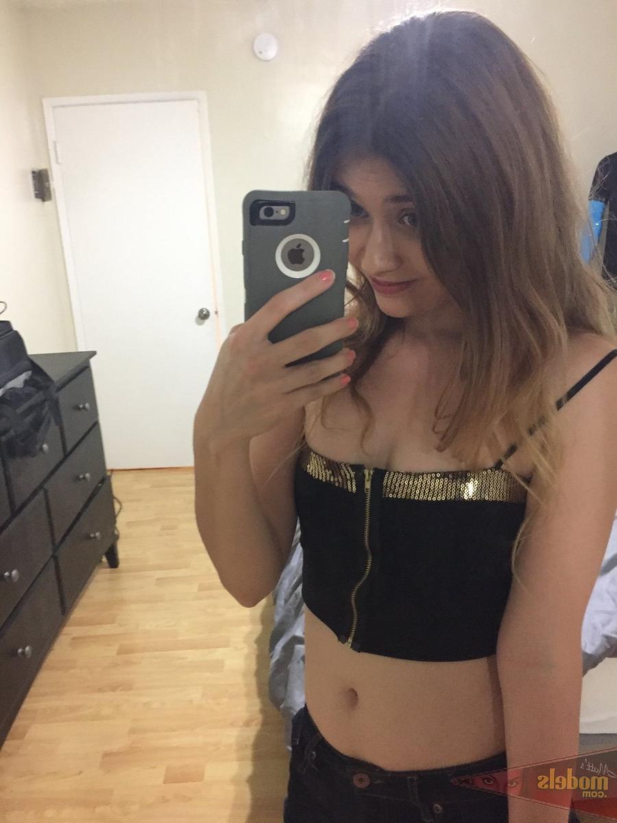 16P Die zierliche Teenagerin Ariel Mc Gwire gibt ihr Nacktmodel-Debüt in Badezimmer-Selfies