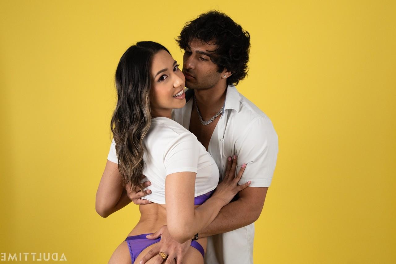 20P A gata asiática sexy Kimora Quin recebe uma lambida de buceta depois de uma surra completa