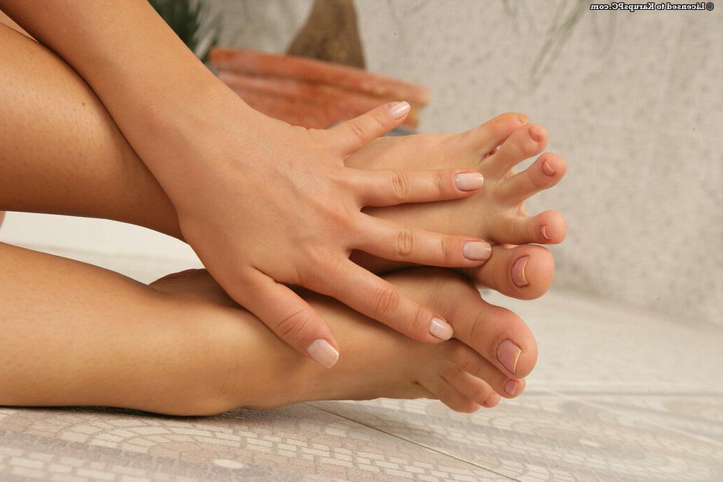 16P Morena flexible quitándose el bikini y haciendo algo de fetiche de pies