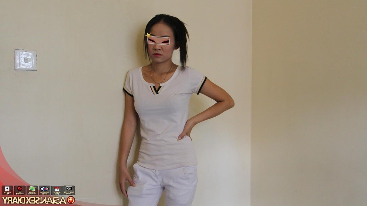 15P A trabalhadora sexual asiática Hong faz sexo na cama com um turista sexual