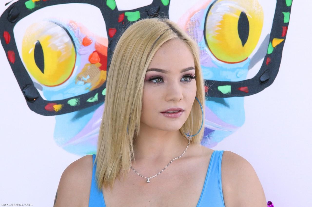 20P La rubia hadley viscara muestra sus increíbles tetas y su jugoso culo