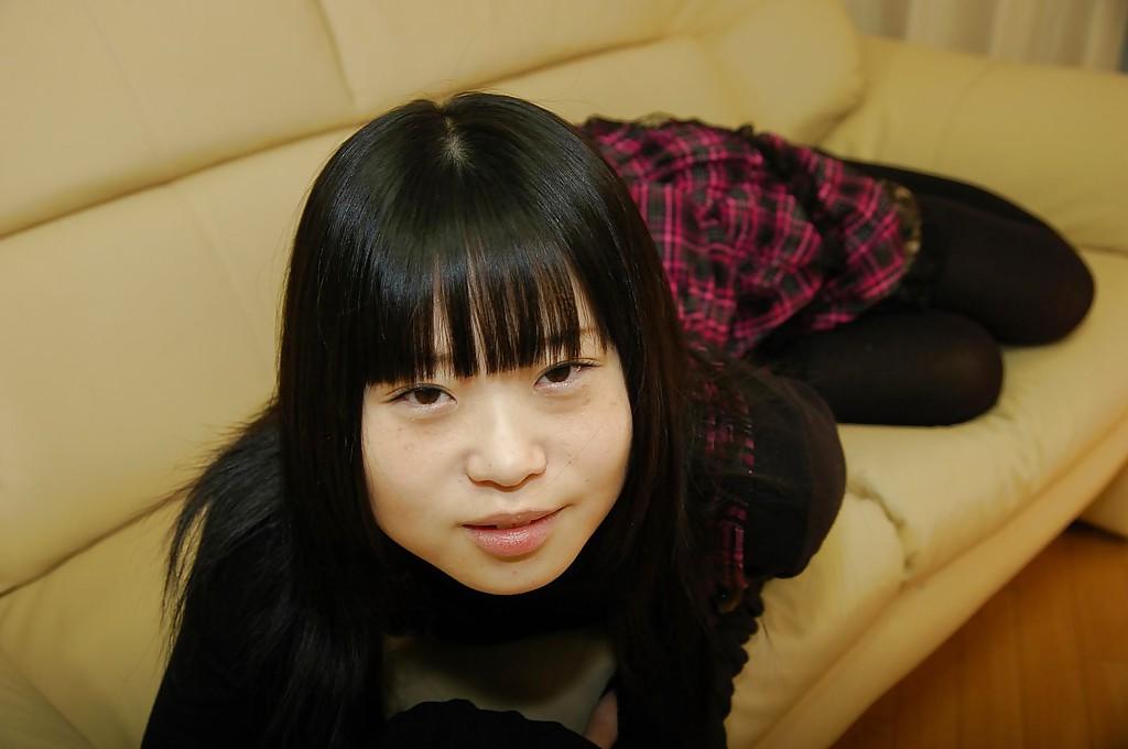 16P La juguetona colegiala asiática Rio Takei se quita la ropa