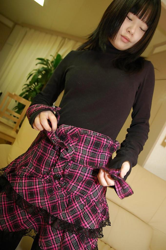 16P La juguetona colegiala asiática Rio Takei se quita la ropa