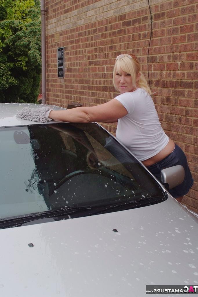 20P Melody, une amatrice blonde aux gros seins, trempe un t-shirt blanc pendant qu'elle lave sa voiture.