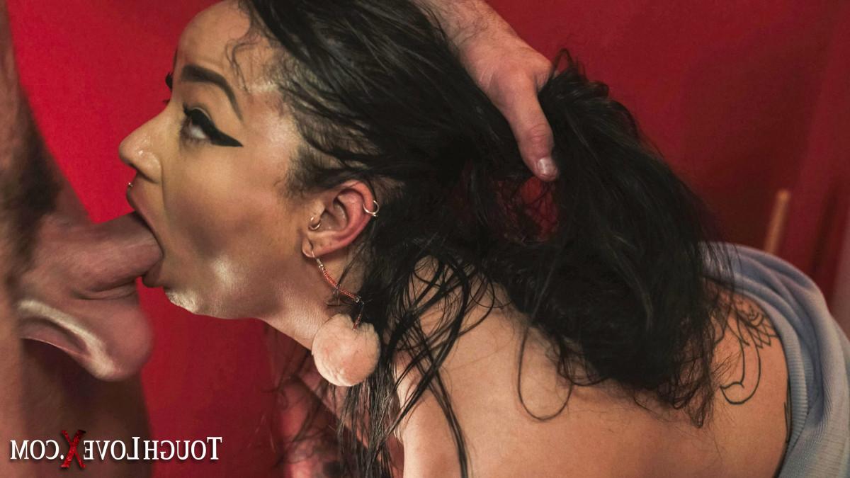 20P La brune bien roulée Bad Kittyyy reçoit une éjaculation dans la bouche pour conclure une baise hard