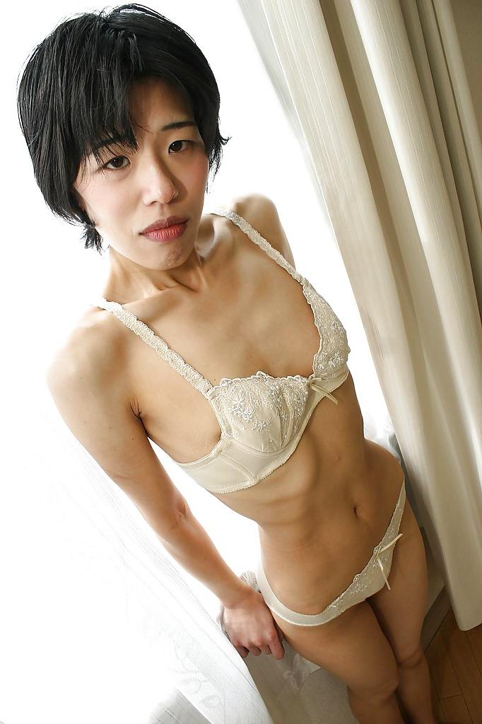 16P Magrinha asiática milf Shinobu Funayama está se despindo de lingerie