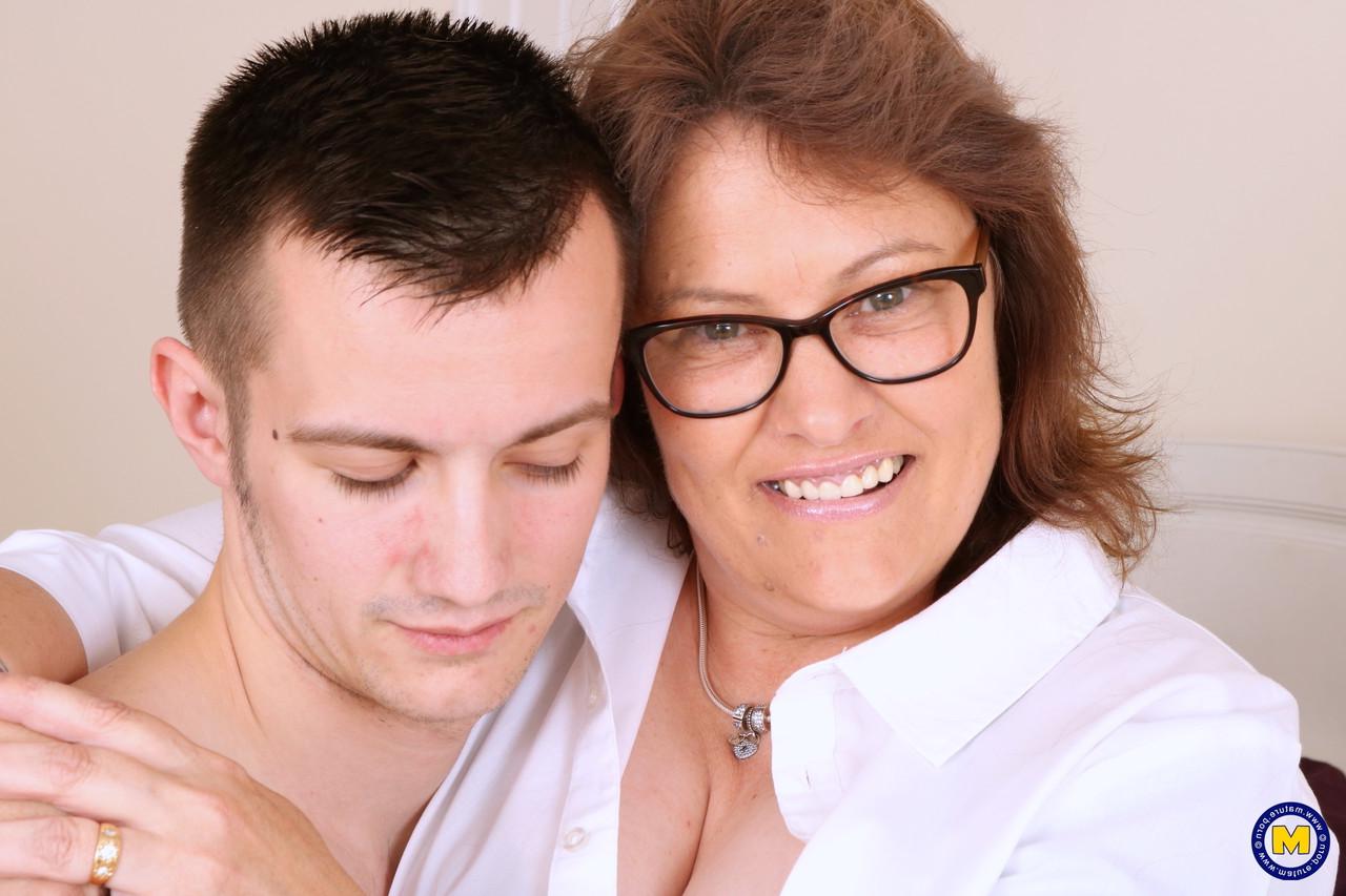 16P Dicke Britin und ihr Toyboy ficken sich aus, nachdem sie sich ausgezogen haben