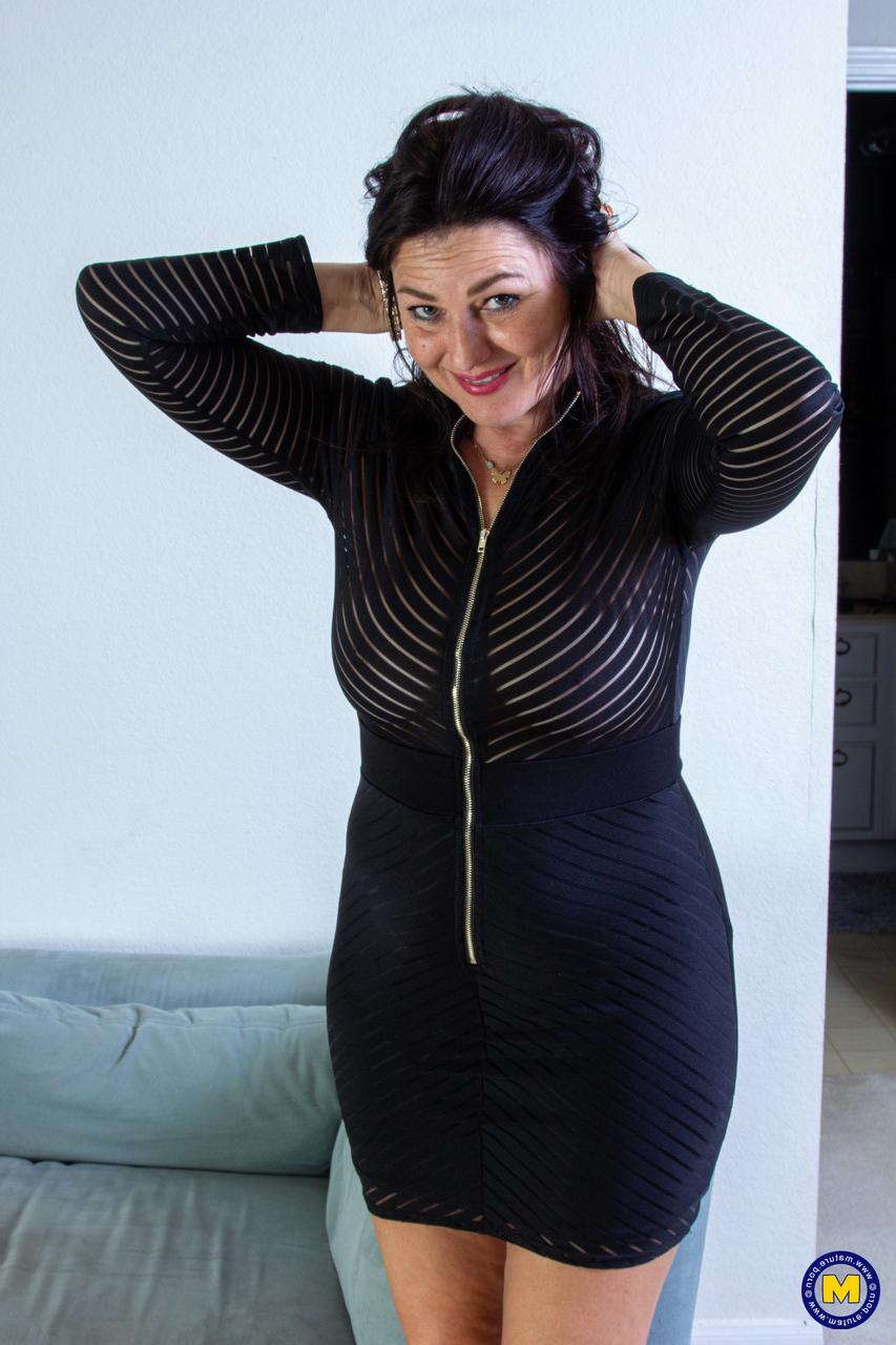 11P La brune mature Joana Jakes se déshabille avant de se masturber avec un vibromasseur.