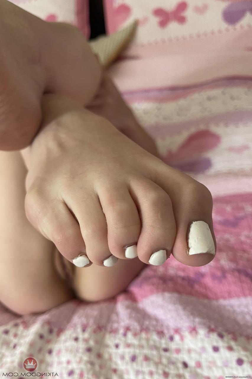 20P La delgada joven tatuada Rosalyn Sphinx se burla con sus pies y su delicioso coño