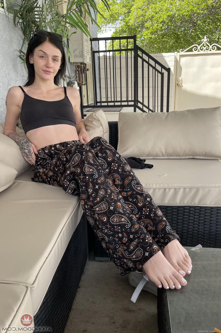 20P La delgada joven tatuada Rosalyn Sphinx se burla con sus pies y su delicioso coño