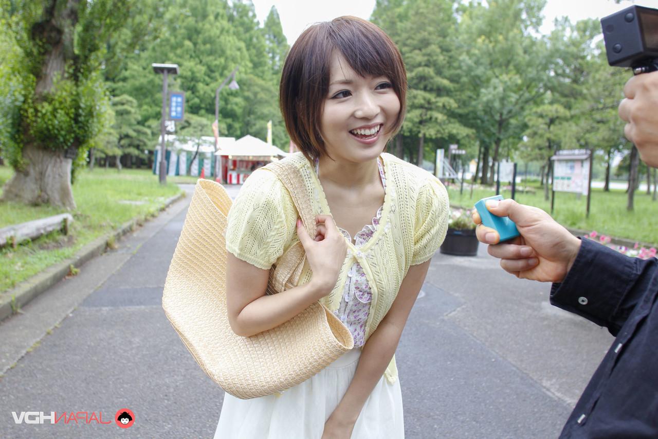 15P La japonaise Asakura se masturbe après avoir fait une pipe dans un véhicule