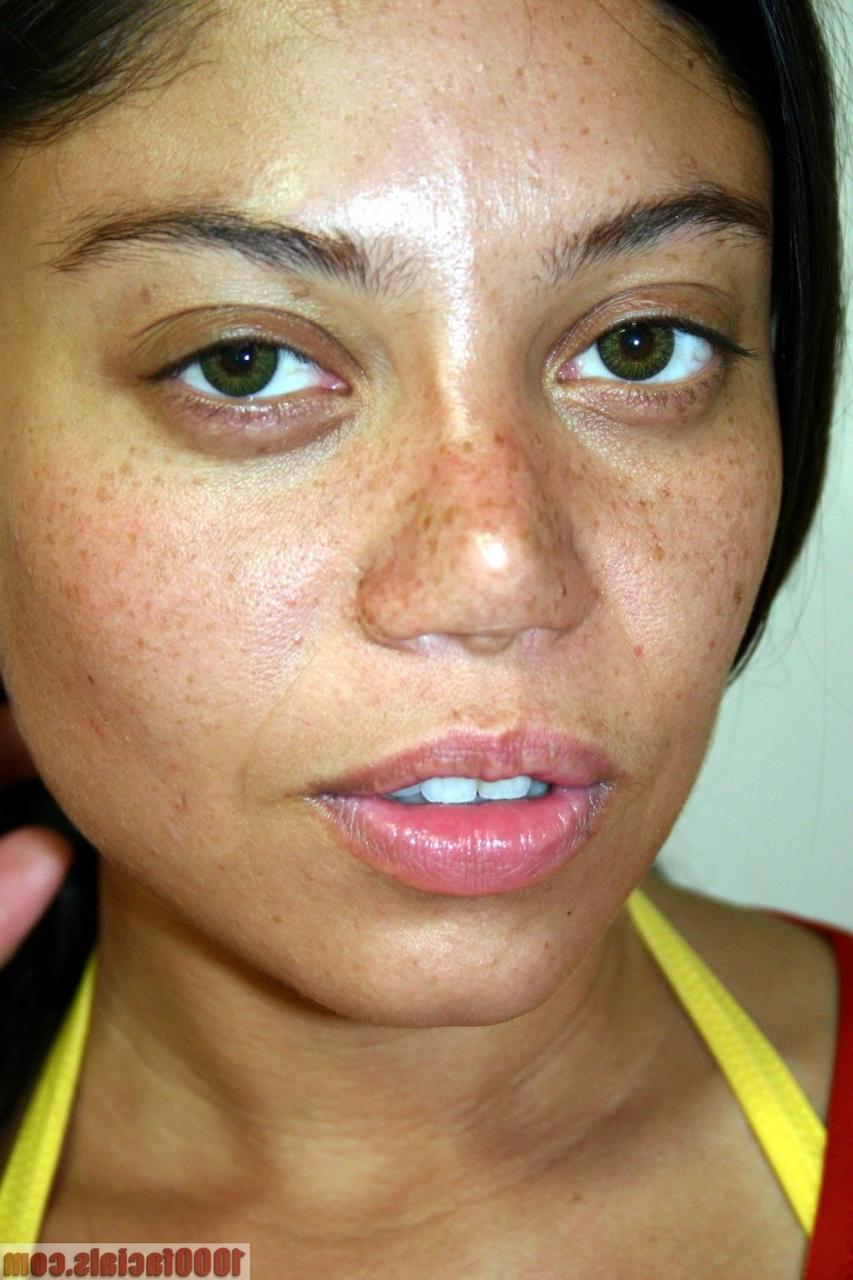 20P Die Latina Luccia Reyes lässt sich ihr wunderschönes Gesicht mit Sommersprossen vollspritzen