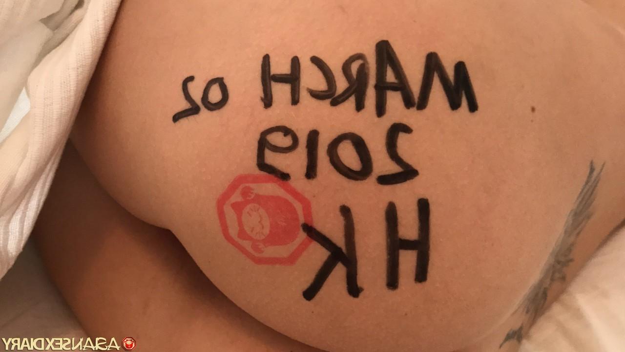 20P A loira peituda Ivana abre sua buceta aparada de perto depois do sexo hardcore