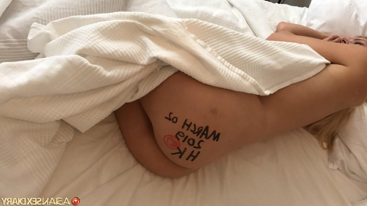 20P A loira peituda Ivana abre sua buceta aparada de perto depois do sexo hardcore