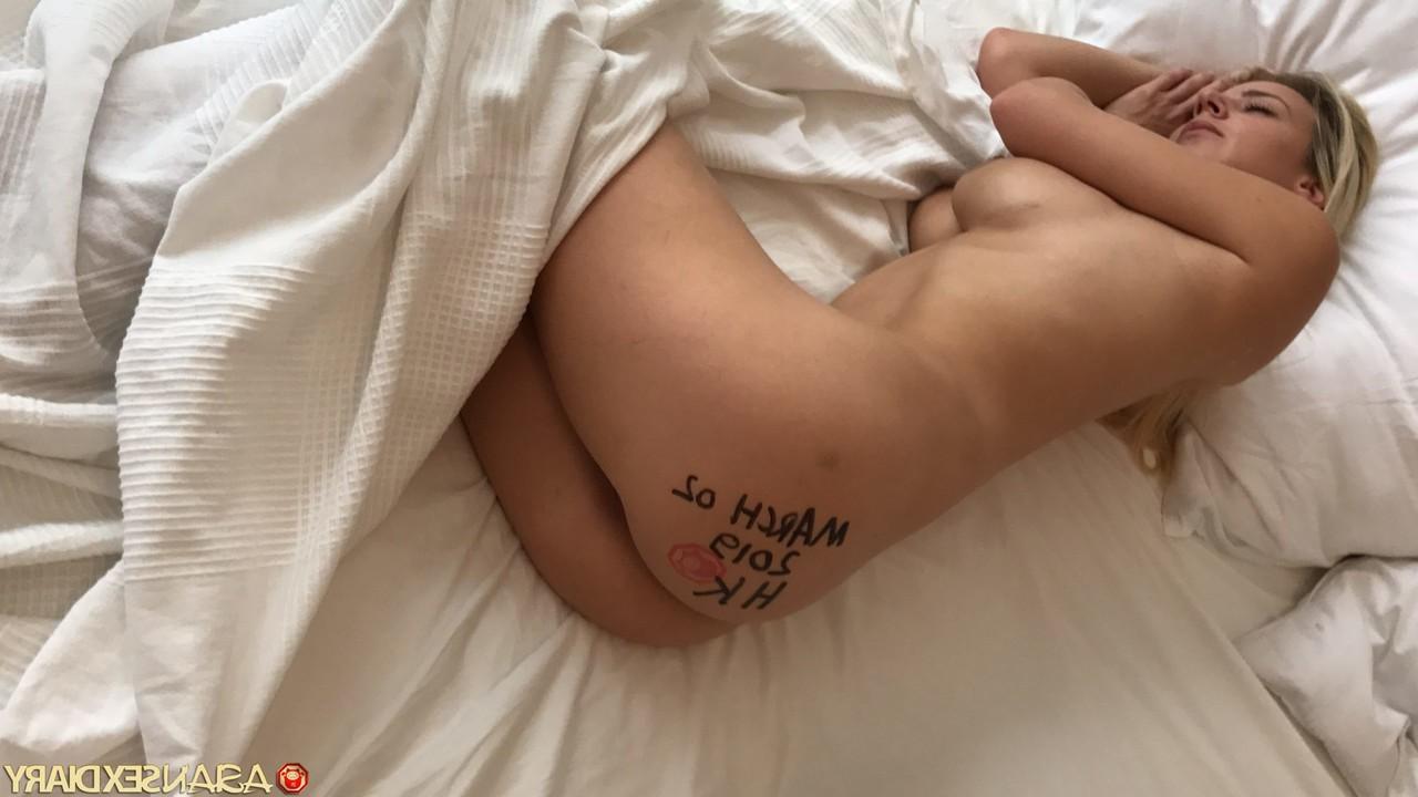 20P A loira peituda Ivana abre sua buceta aparada de perto depois do sexo hardcore