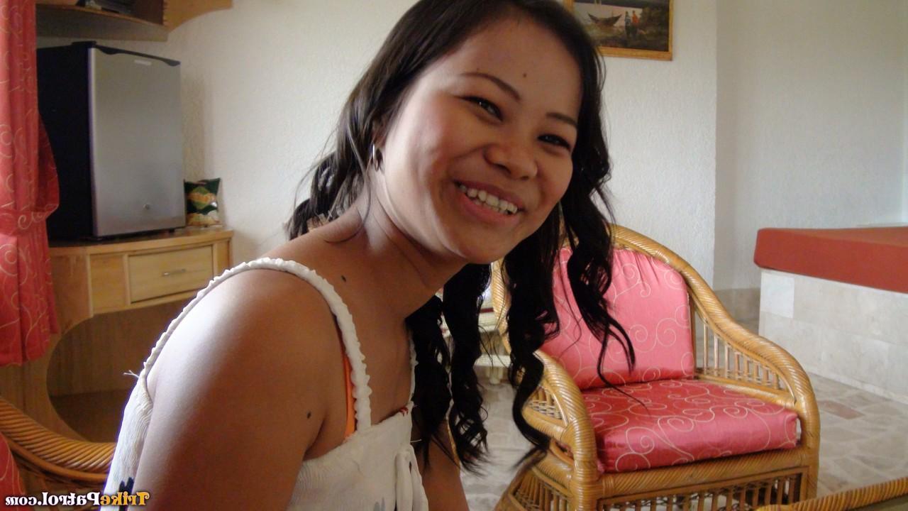 20P La jolie jeune asiatique Sissi Olivares se déshabille avant de sucer et de baiser.