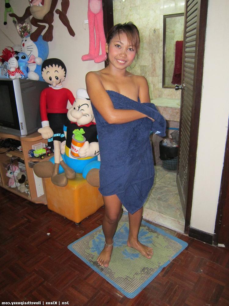 11P Zierliches thailändisches Mädchen bekommt einen frischen Creampie, nachdem es einen Farang im POV-Modus gefickt hat