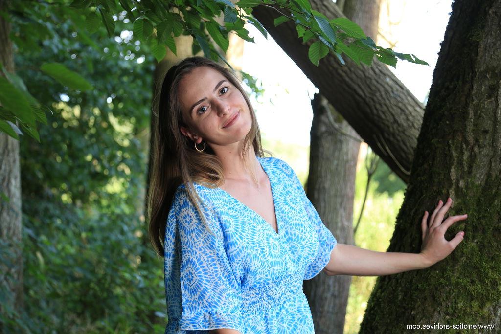 16P A garota da porta ao lado, Anna Love, fica completamente nua em meio a árvores maduras