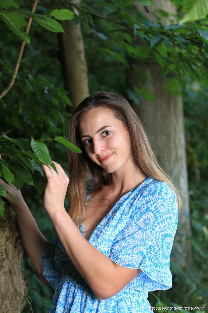 16P A garota da porta ao lado, Anna Love, fica completamente nua em meio a árvores maduras