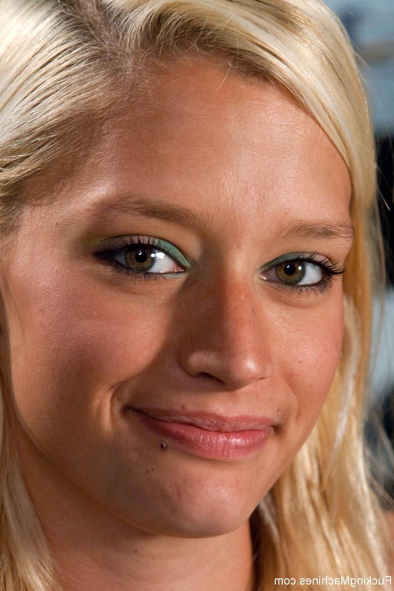 17P Die große Amateurin Lacey Jane platziert ein Sexspielzeug auf ihrem Coochie und masturbiert
