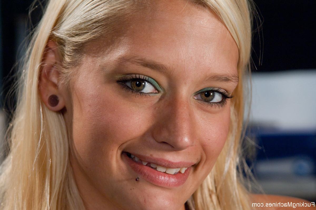17P Die große Amateurin Lacey Jane platziert ein Sexspielzeug auf ihrem Coochie und masturbiert