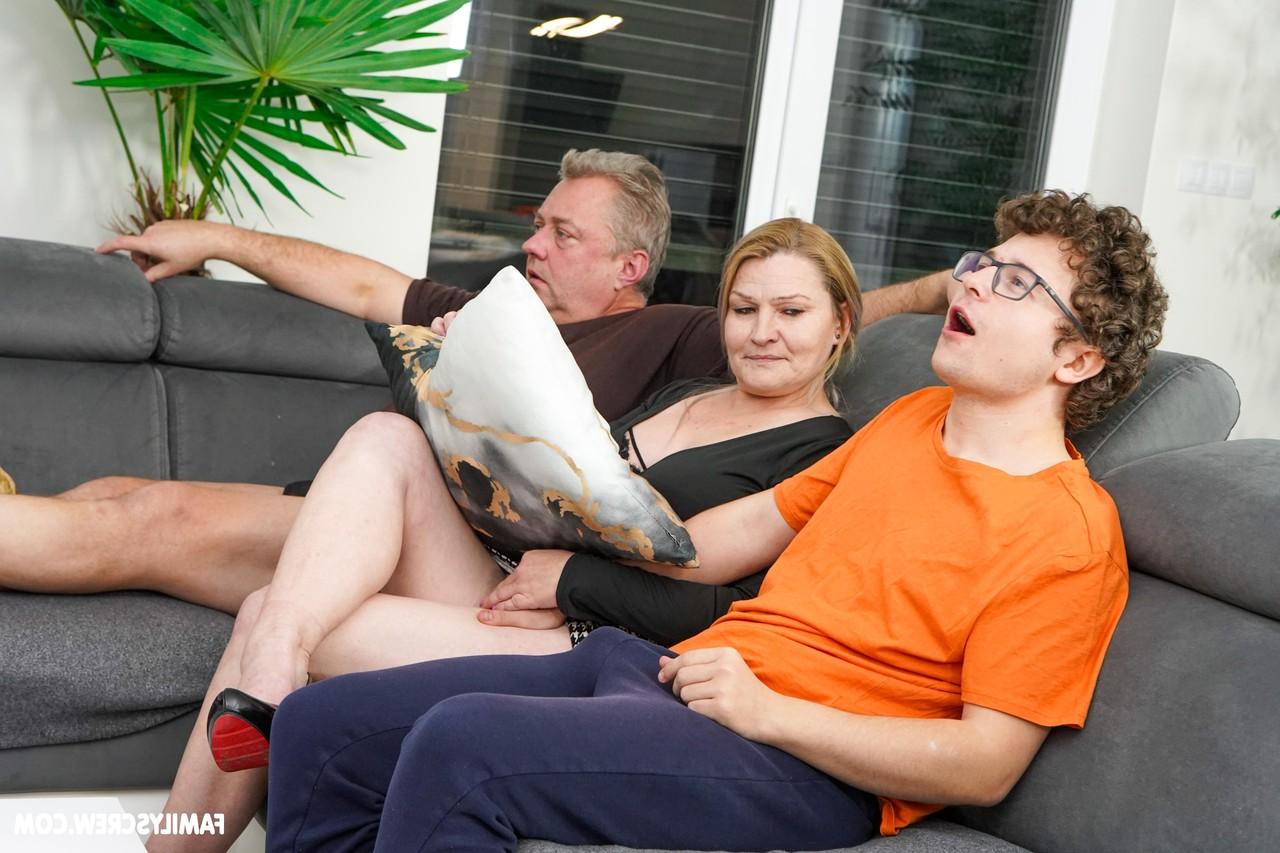 20P Oma Dominika Curv fickt ihren jungen Liebhaber und lässt dann ihren Mann ihre Muschi lecken