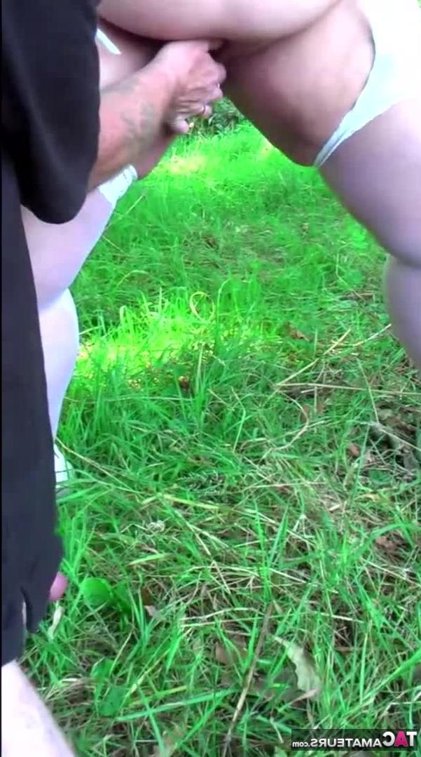 16P Die fettleibige Britin Lexie Cummings hat sexuelle Beziehungen auf einer Wiese