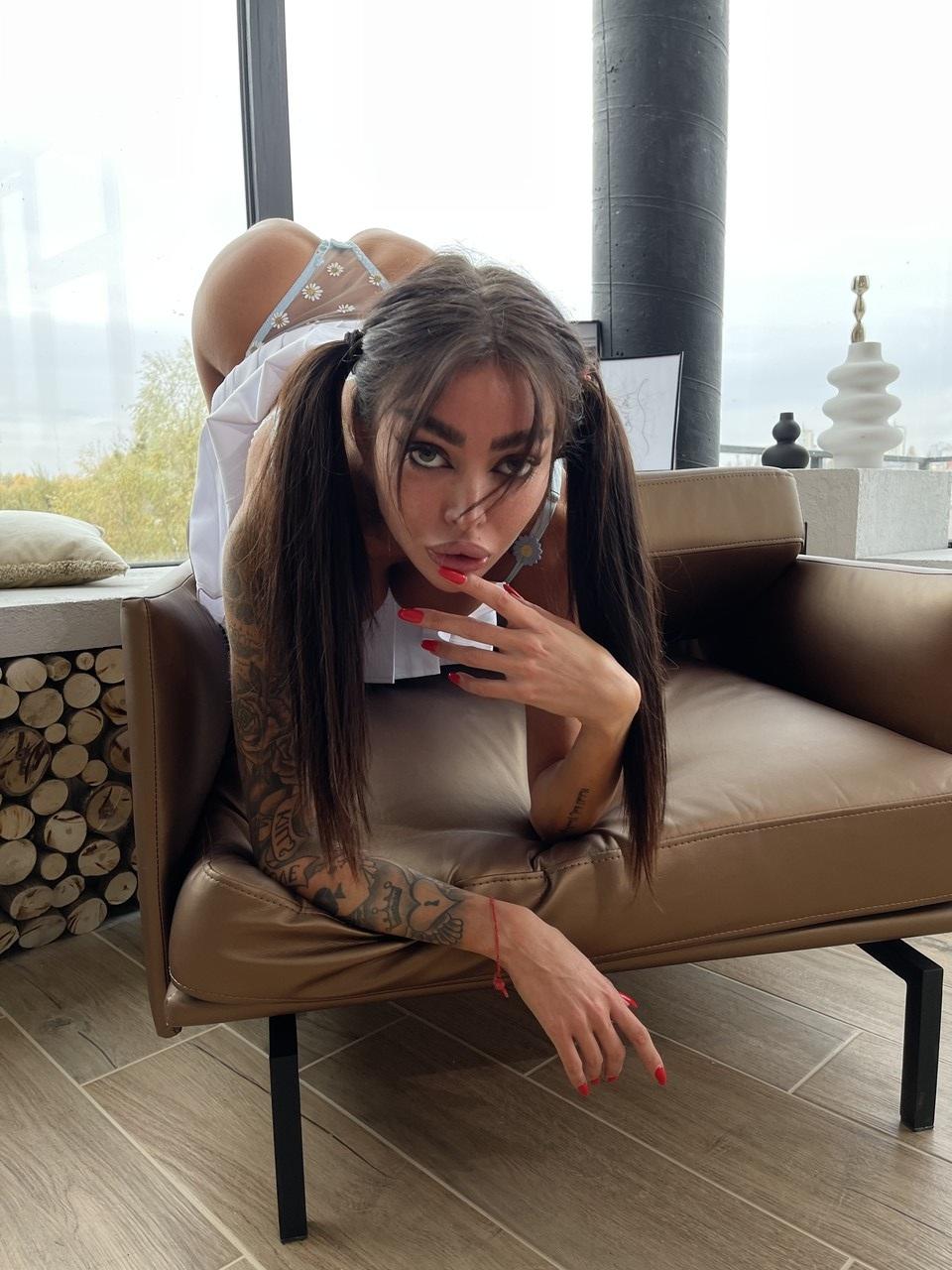 12P Gata sexy com peitos grandes e bunda Alena Omovych posando em sua lingerie transparente