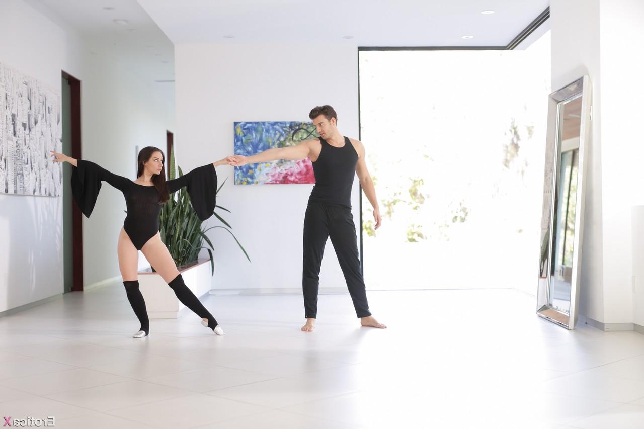 15P La sexy morena Cassidy Klein es follada con calentadores de piernas y calcetines de bailarina